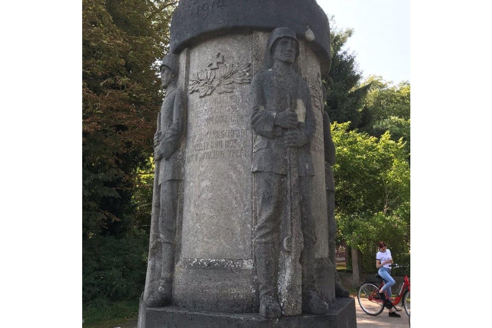 War Memorial Warenthin #1