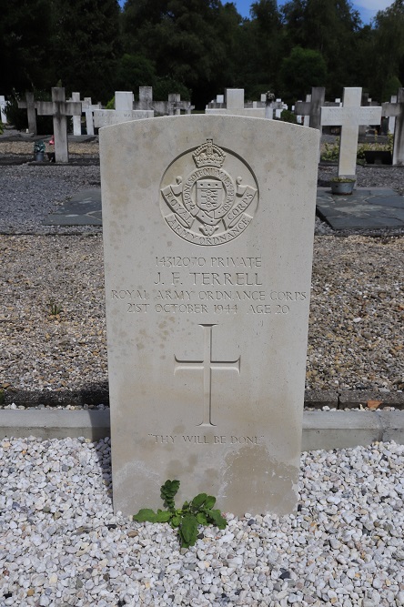Commonwealth War Graves Budel-Dorplein #4