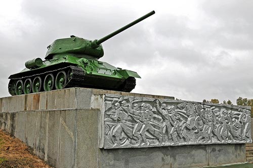 Monument (T-34/85 Tank) Slag bij Borodino Veld #1