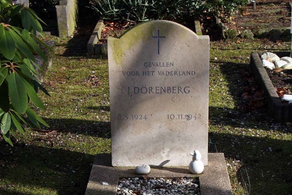 Nederlandse Oorlogsgraven Protestante Begraafplaats Kapel in 't Zand Roermond #1