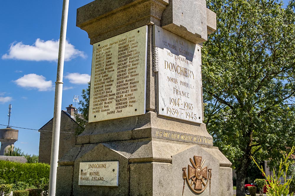 War Memorial Donchéry #2