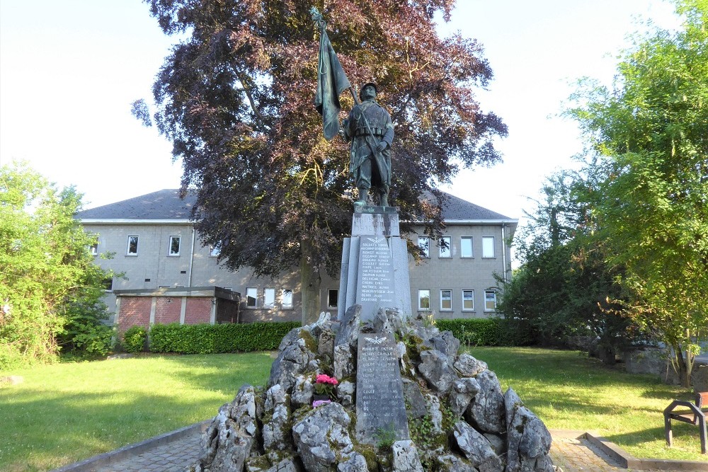 Oorlogsmonument Bouvignes #1