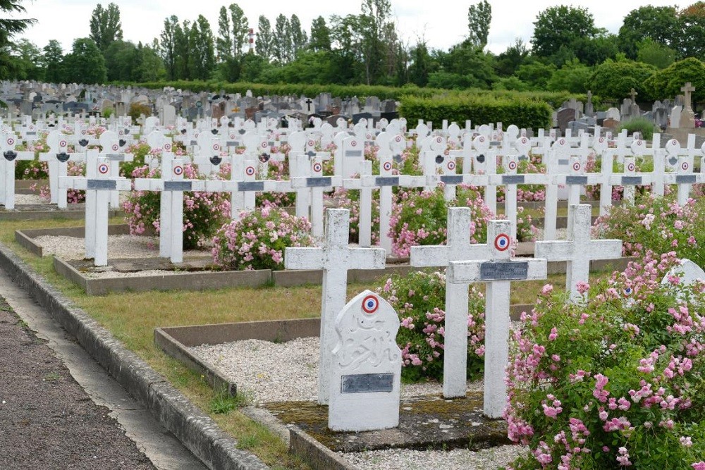 Oorlogsbegraafplaats Les Pejocus Dijon #1