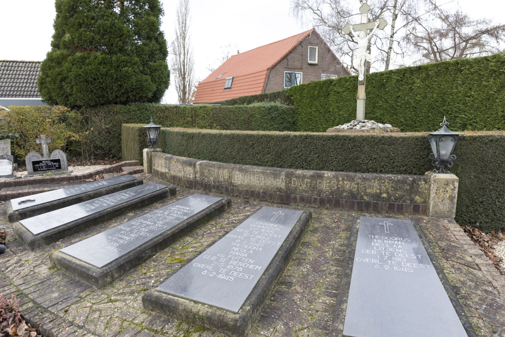 Graven Burgerslachtoffers Rooms-Katholieke Begraafplaats Deest #2