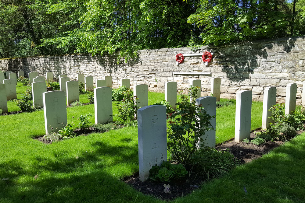 Commonwealth War Graves St. John the Baptist Churchyard Extension #4