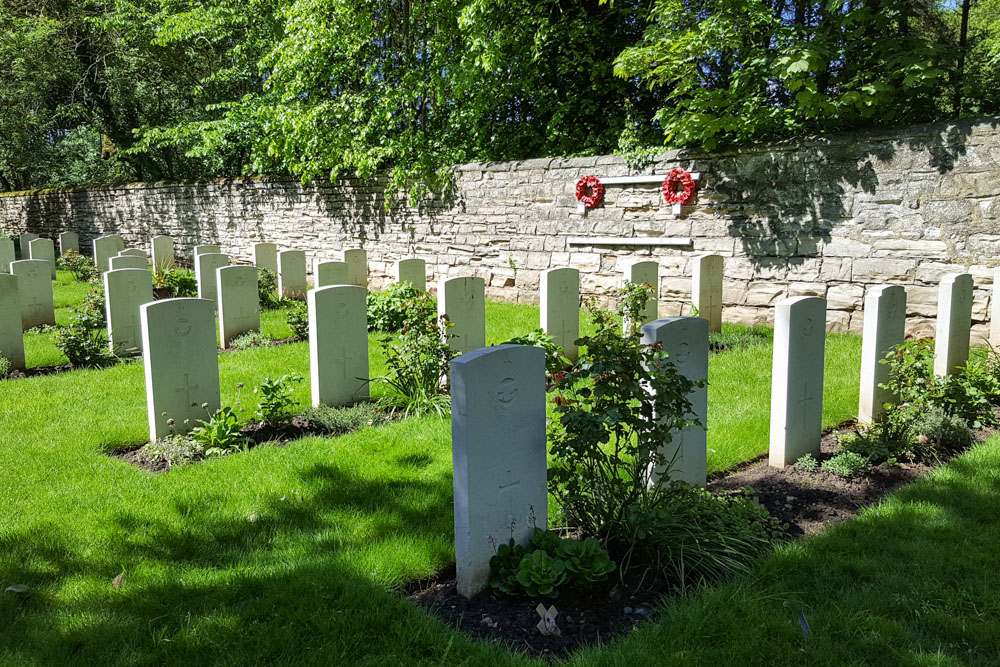 Oorlogsgraven van het Gemenebest St. John the Baptist Churchyard Extension #4