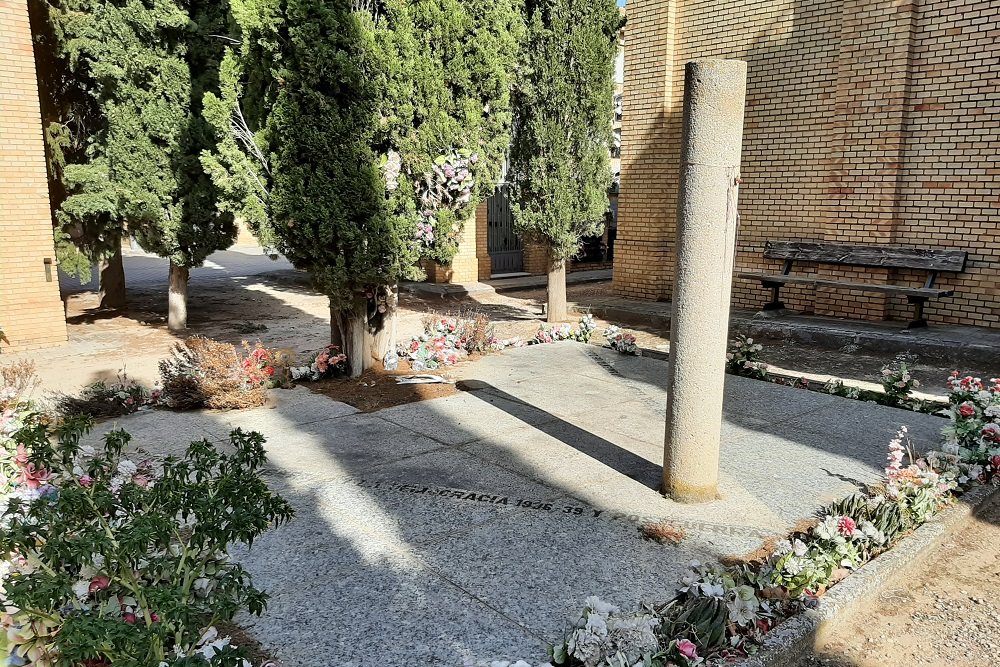 Monument Massagraf Cementerio de Torrero #3
