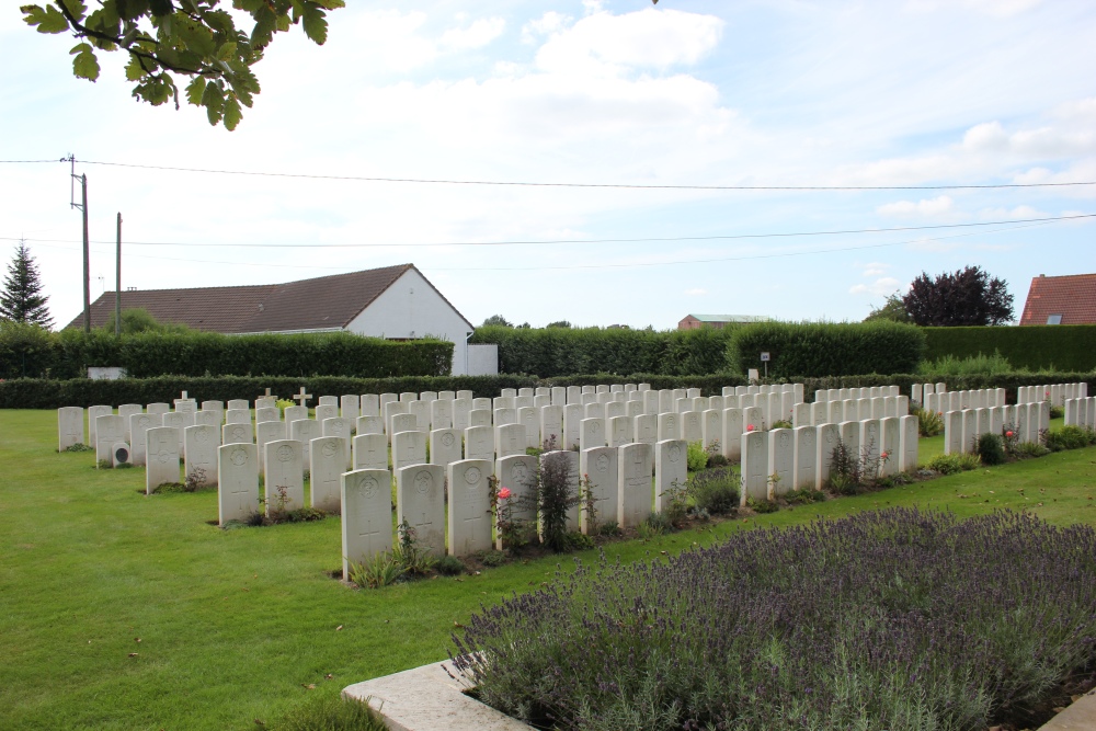 Commonwealth War Cemetery Esquelbecq #3