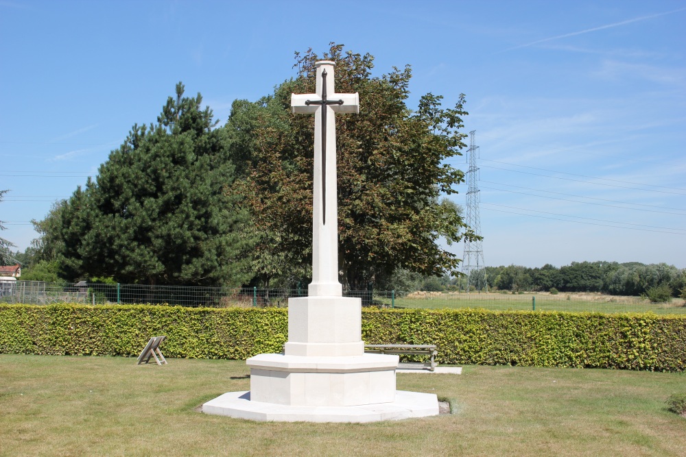 Commonwealth War Cemetery Esquelmes #2