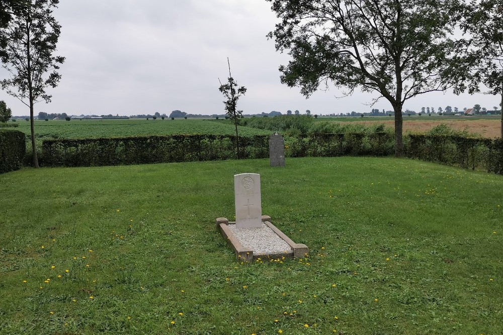 Commonwealth War Grave Cemetery Zonnemaire #1