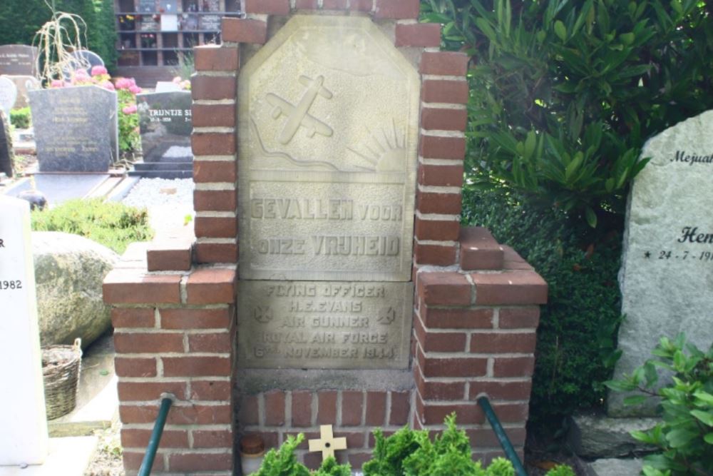 Commonwealth War Grave Communal Cemetery Broekerhaven #1