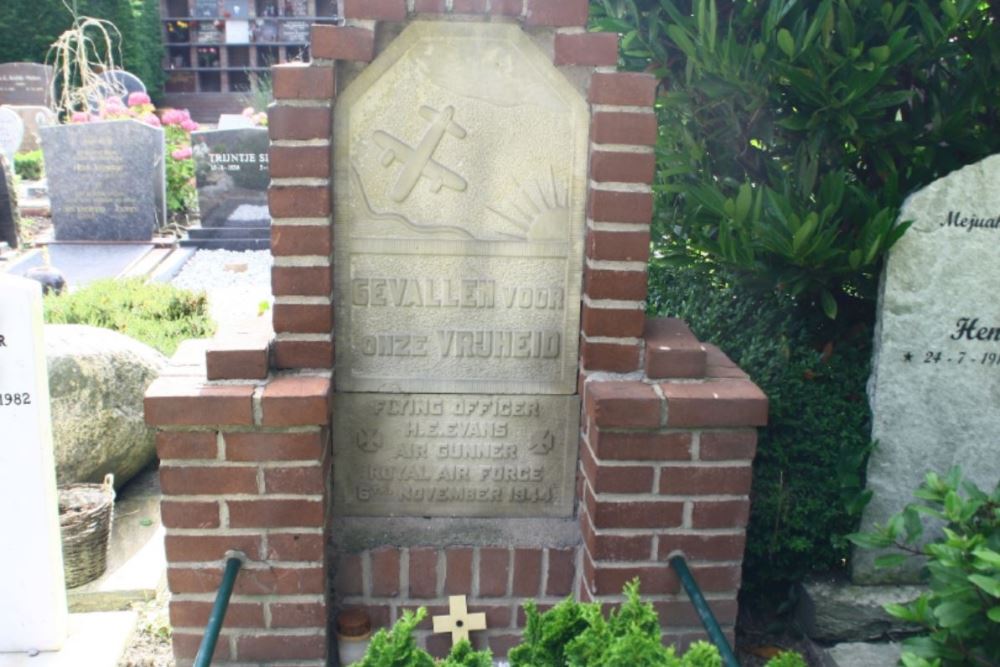 Commonwealth War Grave Communal Cemetery Broekerhaven