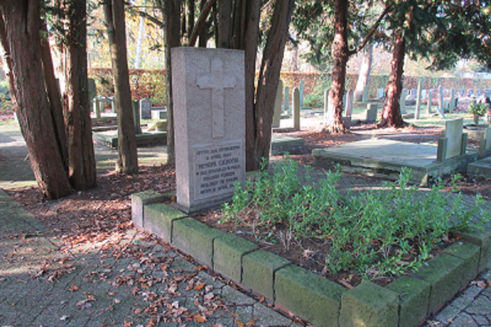 Former Polish War Grave Municipal Cemetery Nieuw-Weerdinge #2