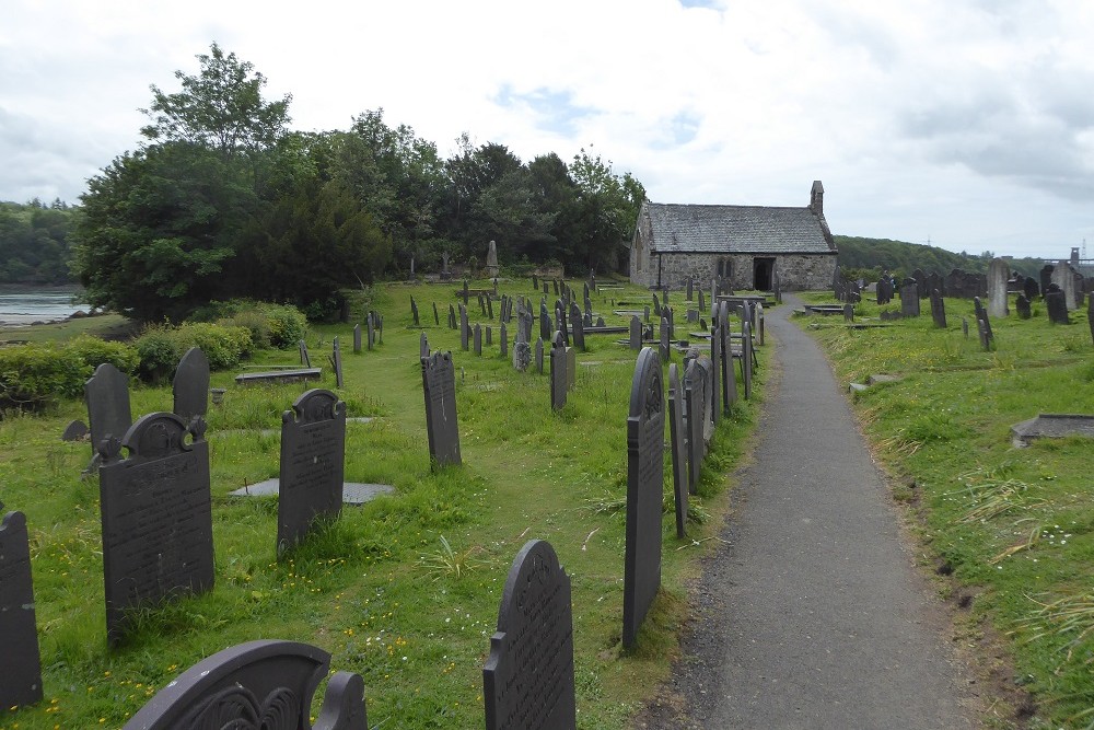 Oorlogsgraven van het Gemenebest St. Tyssilio and St. Mary Churchyard