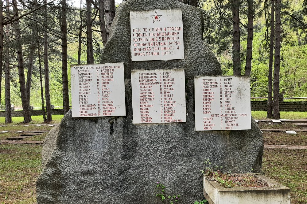 Montenegrijnse Partisanen Begraafplaats Grotulja Podbišće #3