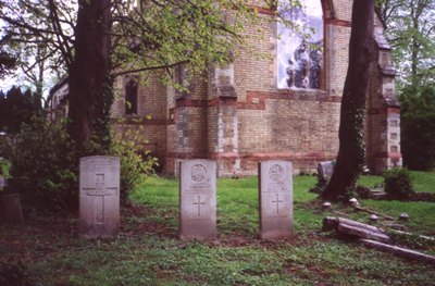 Oorlogsgraven van het Gemenebest Holy Trinity Churchyard Biscot #1