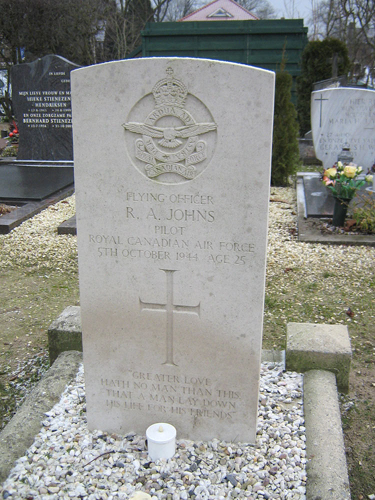 Commonwealth War Grave Roman Catholic Cemetery Zevenaar #2