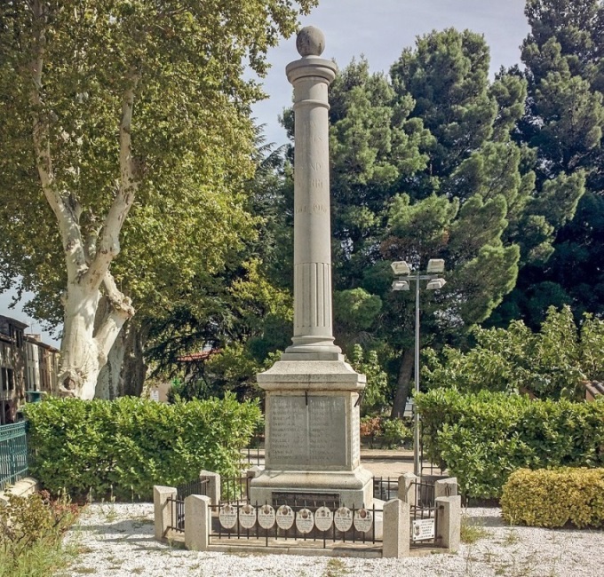 Oorlogsmonument Latour-de-France #1