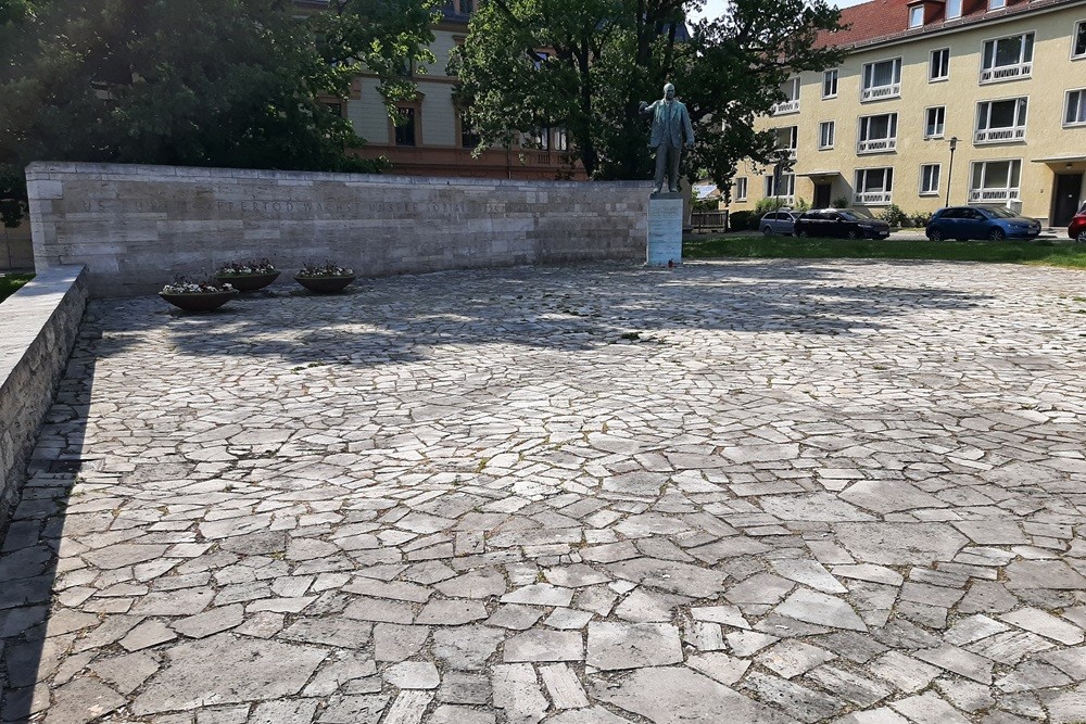 Statue Ernst Thlmann Weimar #1