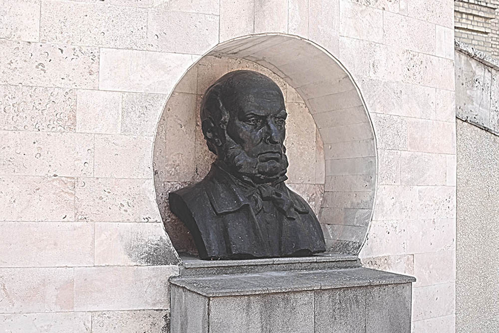 Monument Nikolay Pirogov #1