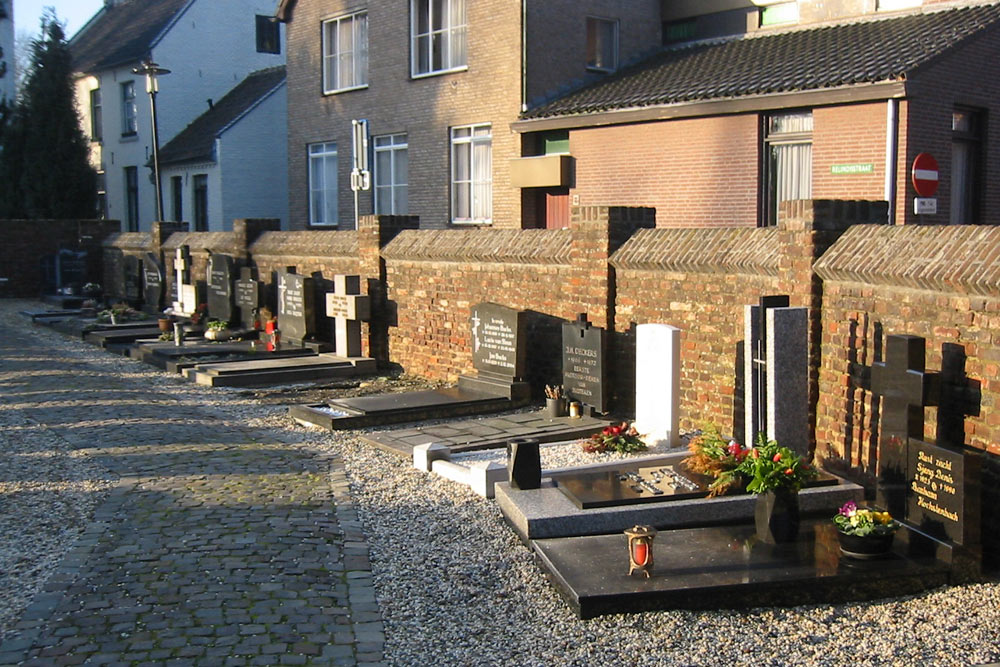 Commonwealth War Grave Churchyard St. Amelberga Susteren #5