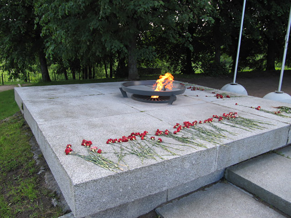 Massagraf Sovjet Soldaten Peterhof #2