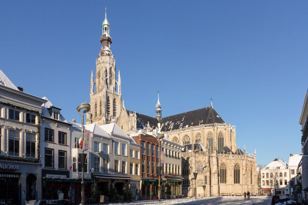 Zwaarste klok van Grote Kerk in Breda slaat 75 keer om einde Tweede Wereldoorlog te herdenken