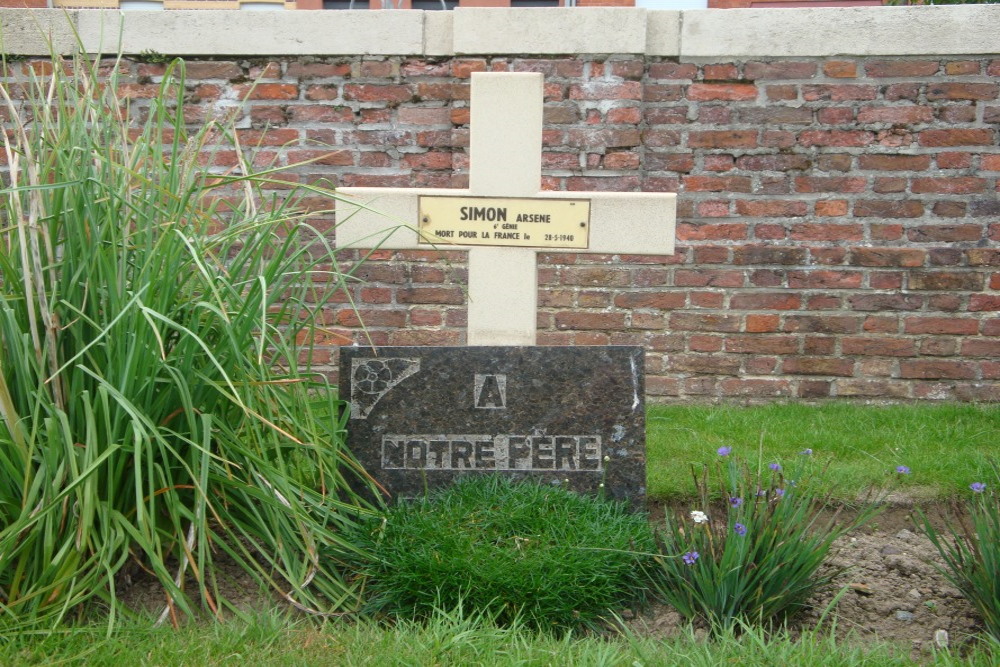 Frans Oorlogsgraf Nieuwkerke Churchyard #1