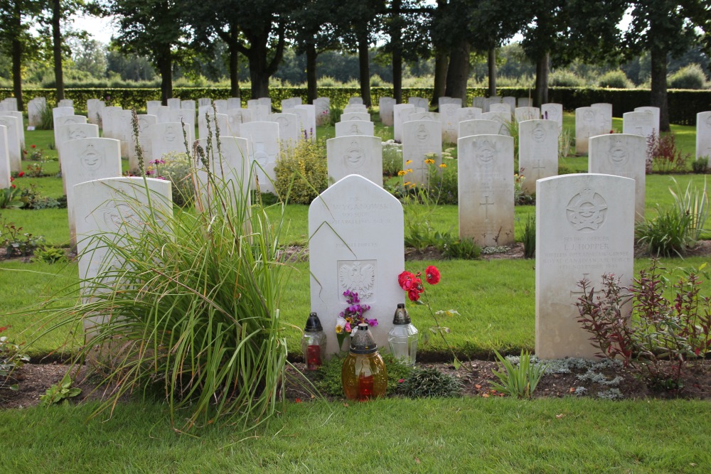 Commonwealth War Cemetery Hotton #5