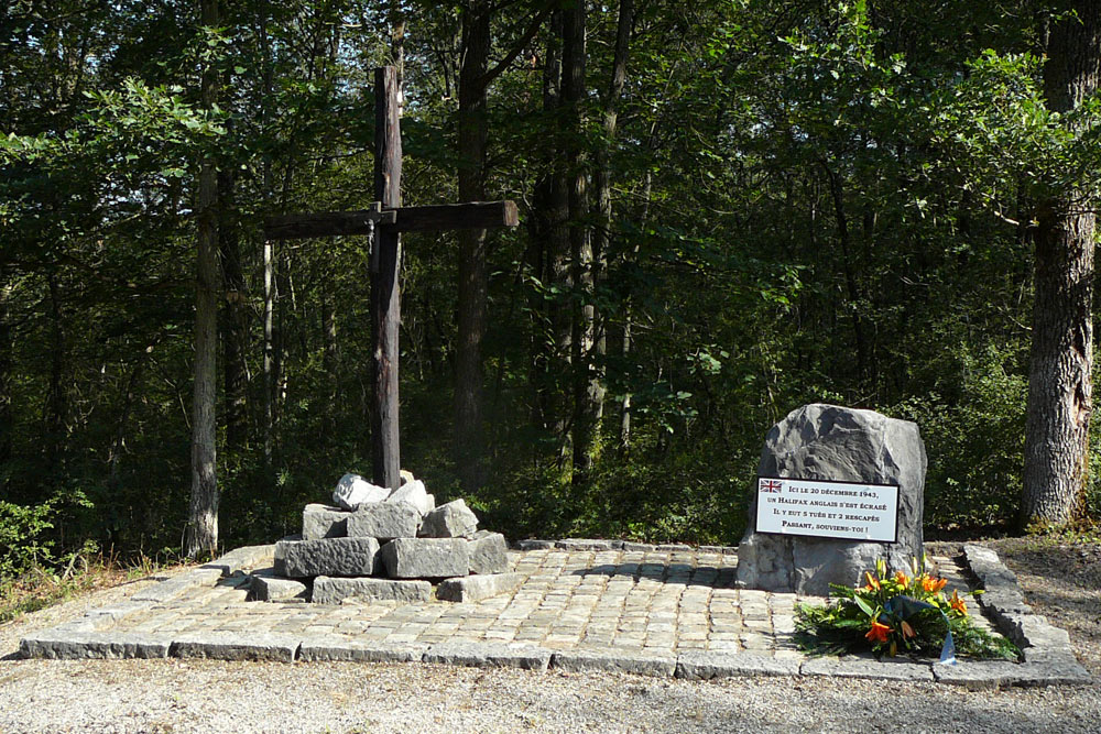 Memorial Crash Halifax LL125 KN-K 77 Sqn Fronville #1