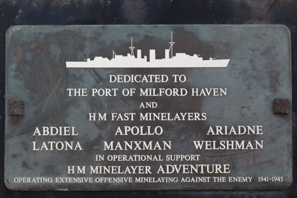 Oorlogsmonument met Zeemijn Milford Haven #2