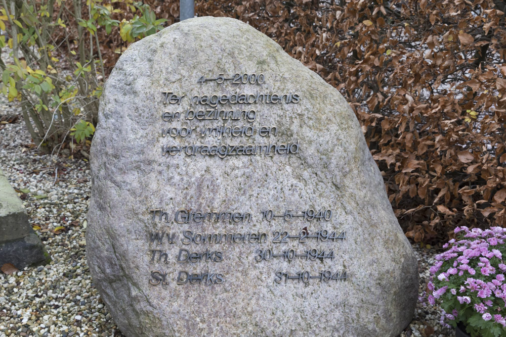 Oorlogsmonument Rooms Katholiek Kerkhof Puiflijk