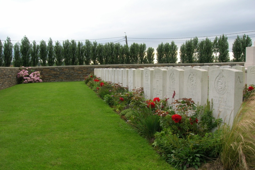 Commonwealth War Cemetery Bridge House #4