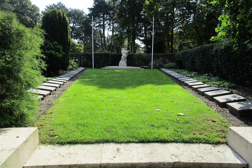 Graves Resistance Fighters General Cemetery Crooswijk #1