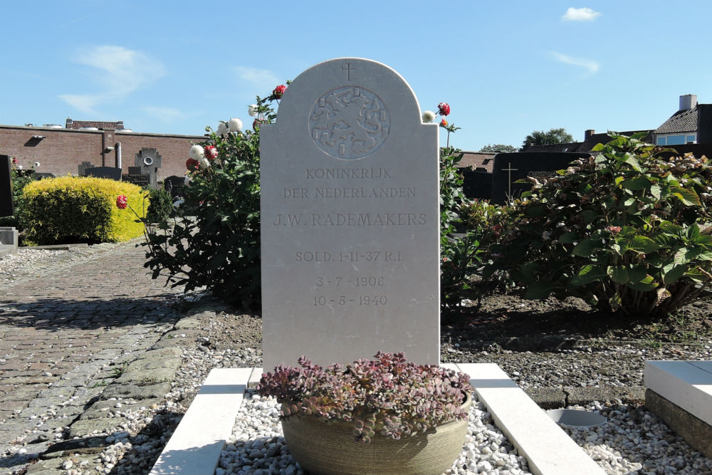 Nederlandse Oorlogsgraven Rooms Katholieke Begraafplaats Nieuwstadt #3