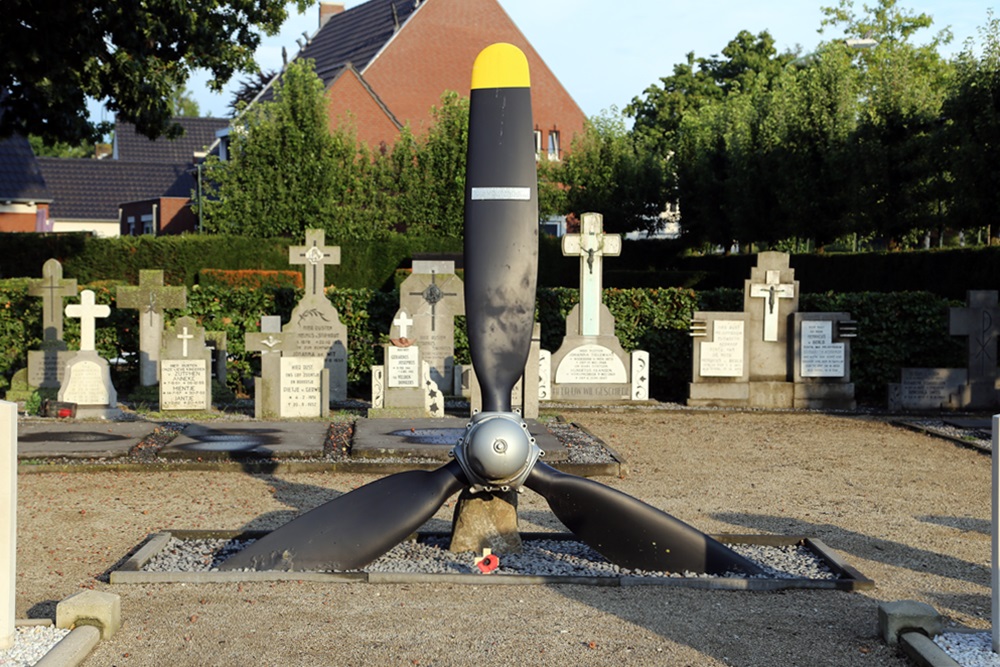 Memorial C-47A Skytrain nr. 43-15111 Roman Catholic Cemetery Erp