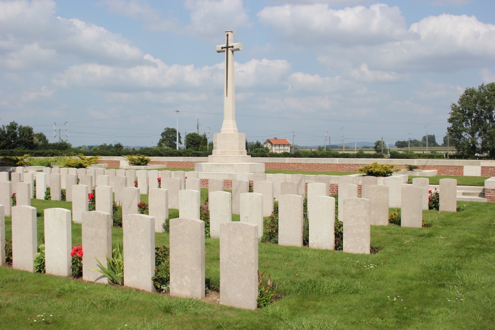 Commonwealth War Cemetery Cinq Rues #4