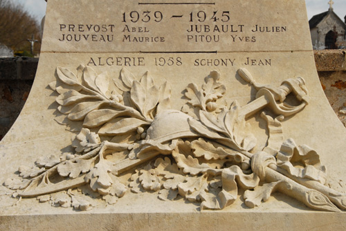 War Memorial Morée #2