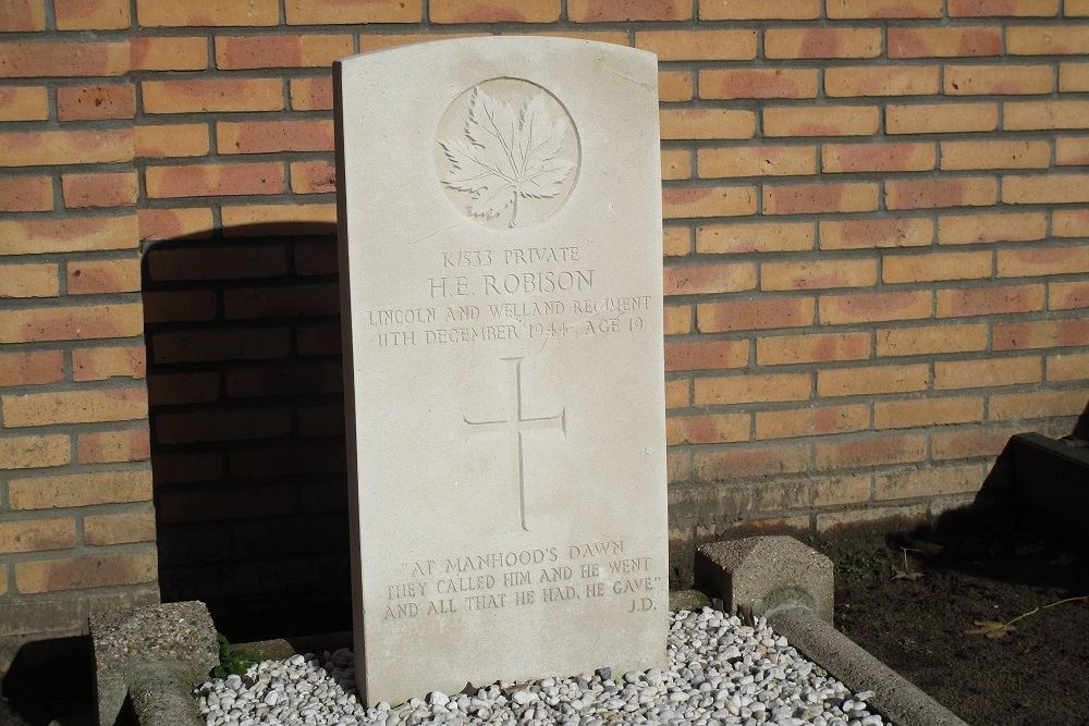 Commonwealth War Grave R.C. Cemetery St. Johannes Baptist Waalwijk #2