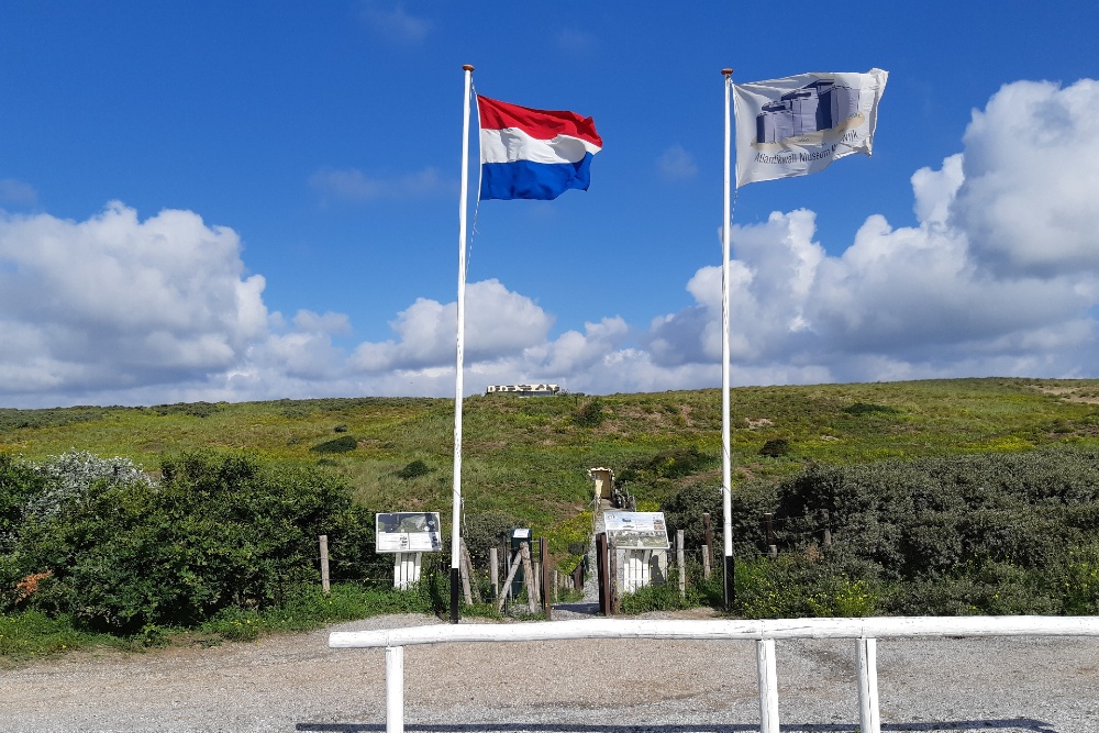 Stuk van de Atlantikwall uitgegraven op strand Noordwijk