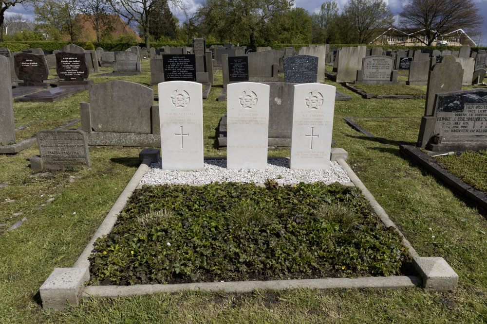 Commonwealth War Graves Municipal Cemetery Akkrum #5