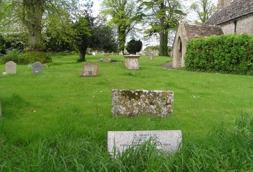 Commonwealth War Grave St Peter and St Paul Churchyard