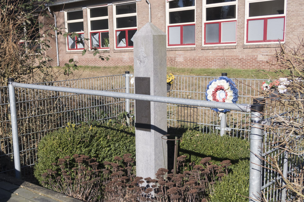 Memorial Stirling LJ928 and RAF service men