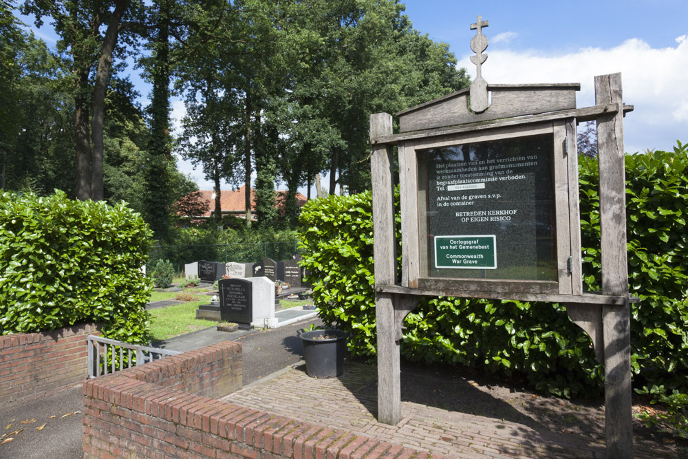 Commonwealth War Grave Roman Catholic Cemetery Lonneker #3