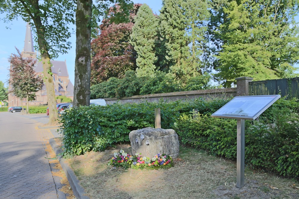 Monument Tijdelijke Begraafplaats Mierlo-Hout #2