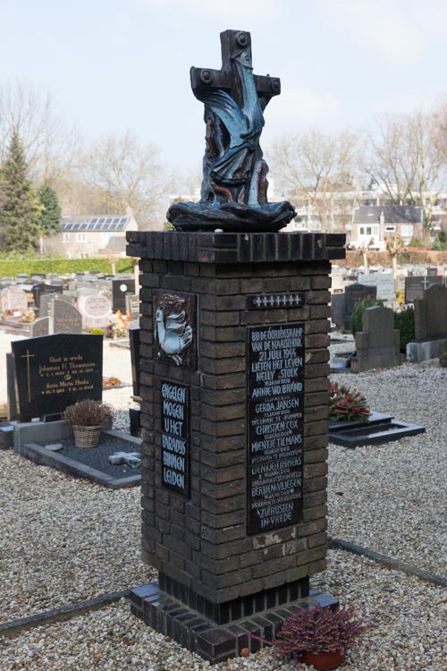 Monument Leerlingen Naaischool Rumpen #2