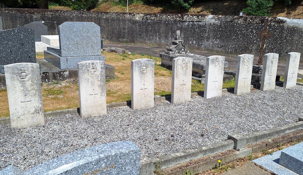 Oorlogsgraven van het Gemenebest Chateaudun #4