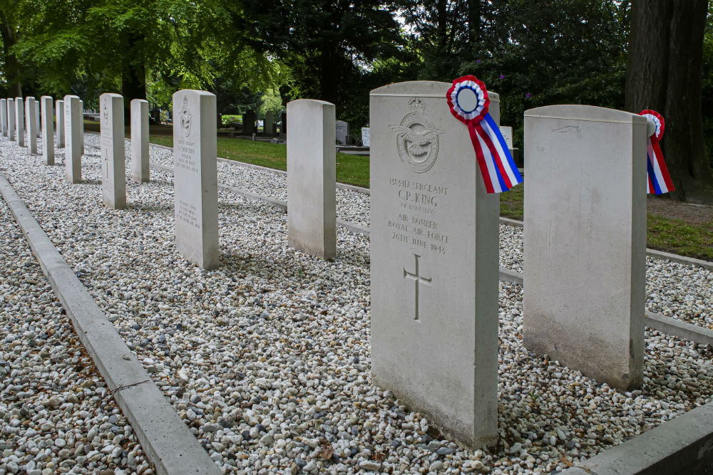 Commonwealth War Graves Communal Cemetery Oostergaarde #1