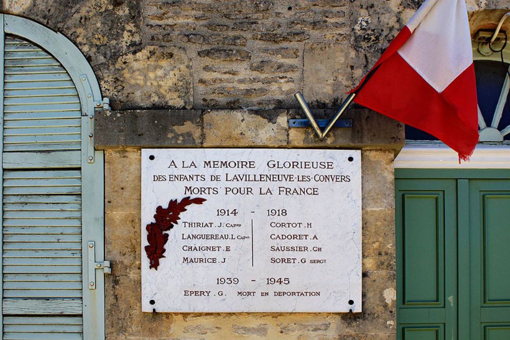 War Memorial La Villeneuve-les-Convers #1