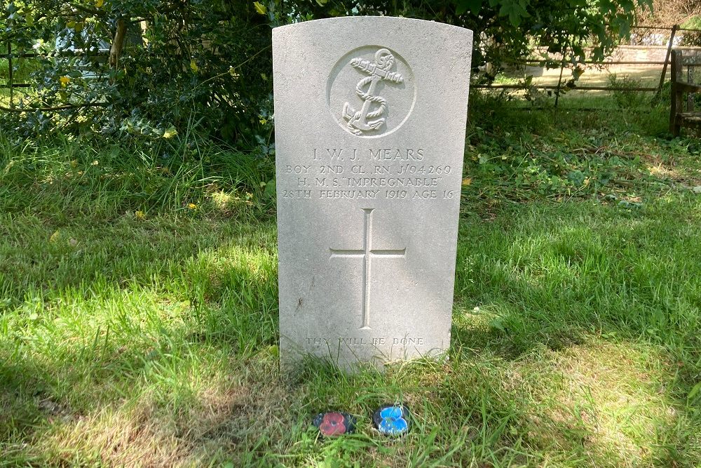 Commonwealth War Grave St Nicholas Church Moreton #1